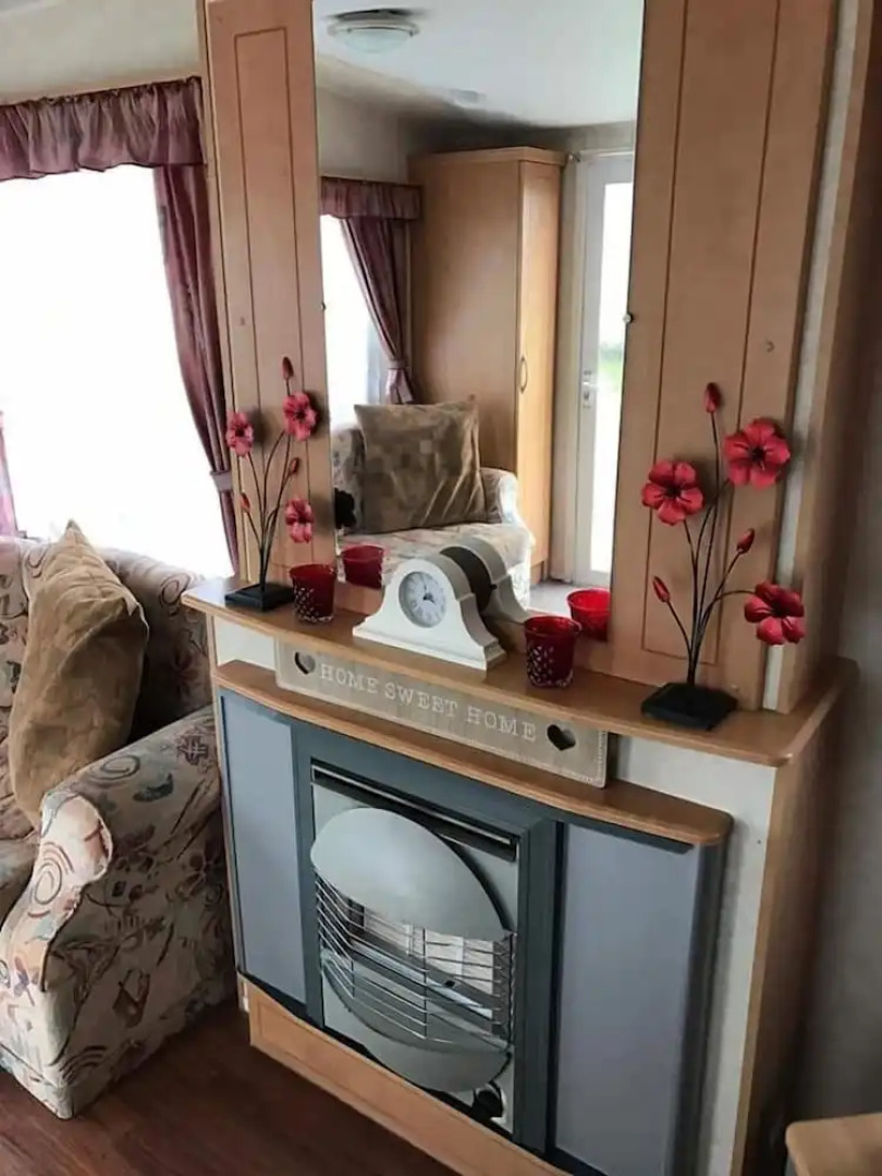 T & J's Caravan - 207 Happy Day's