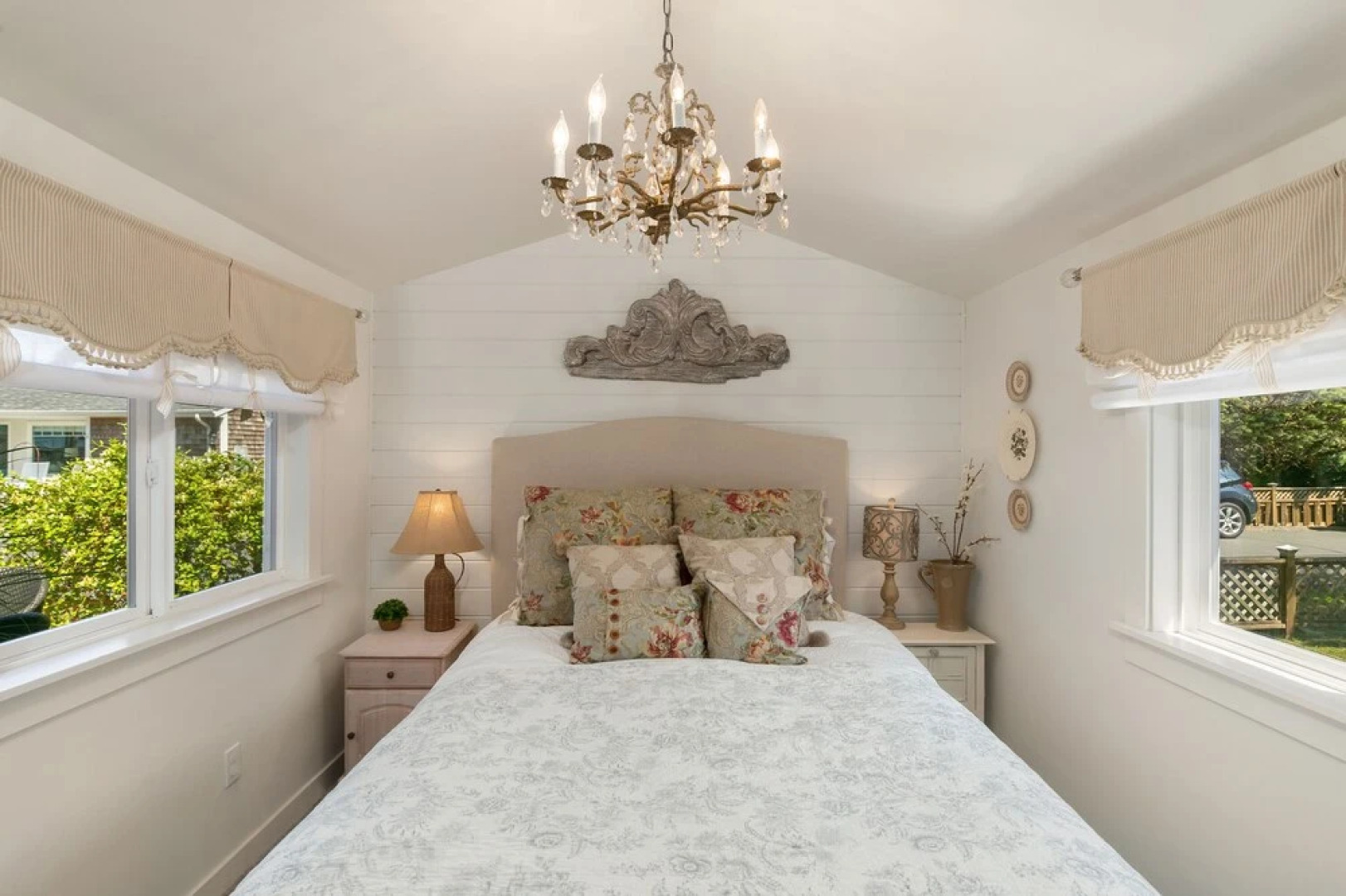 Red Door Cottage by Avantstay Cute Cottage w/ Ocean Views 1 Block From Beach!