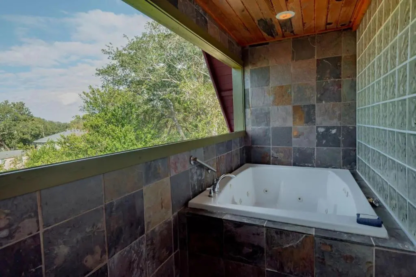 512 E Cooper-Surf Chalet