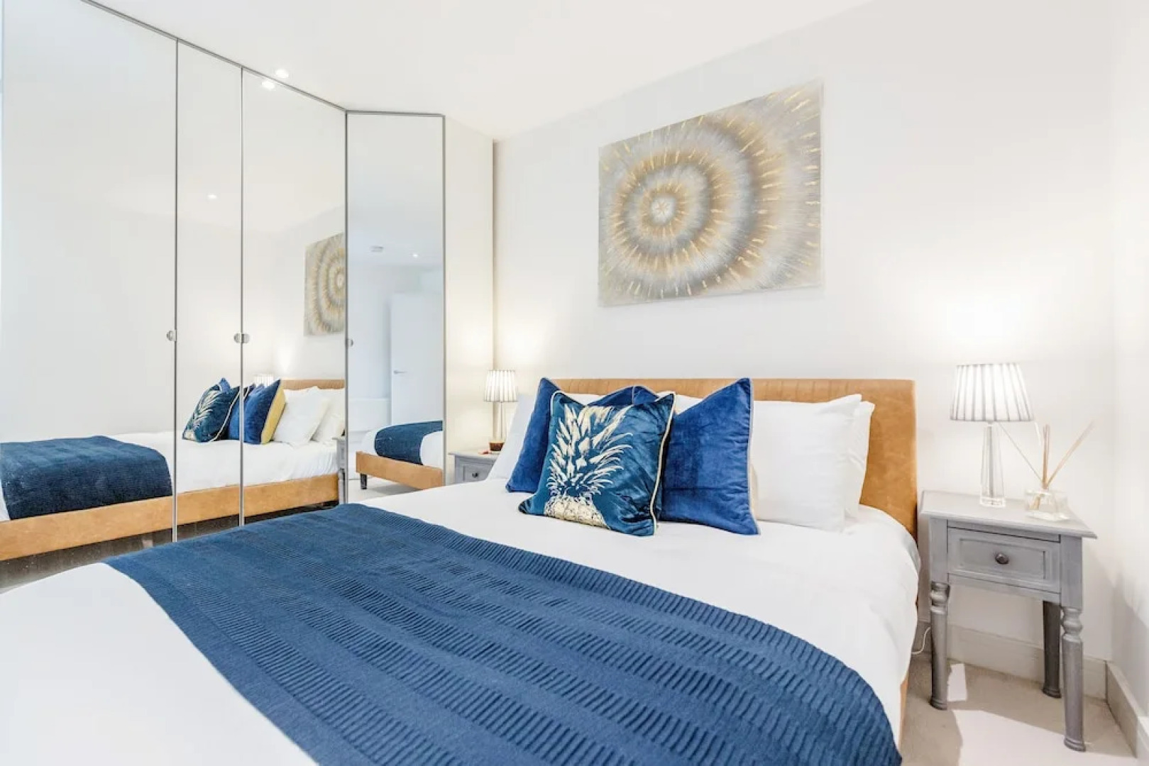 Large Windsor Apartment Free Parking Single or King Beds