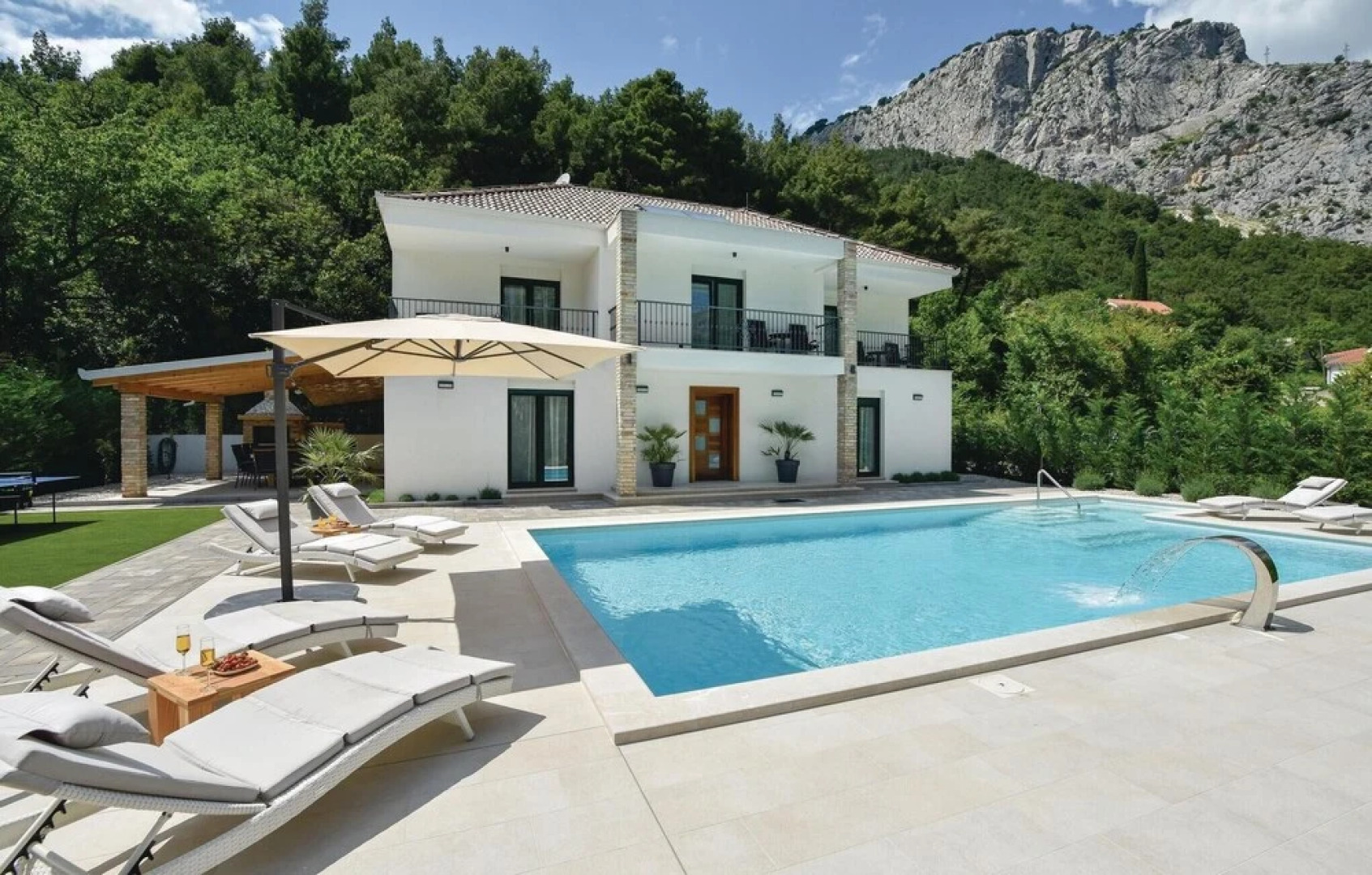 Amazing Home in Omis with Hot Tub, Sauna & WiFi