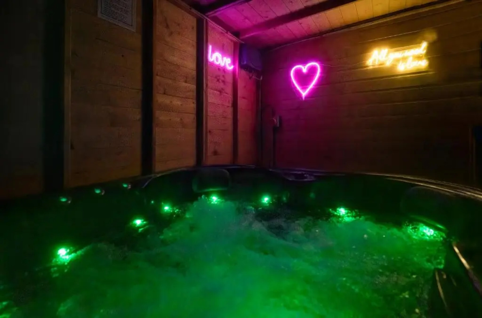 Family Holiday Home With Hot Tub Sleeps 8