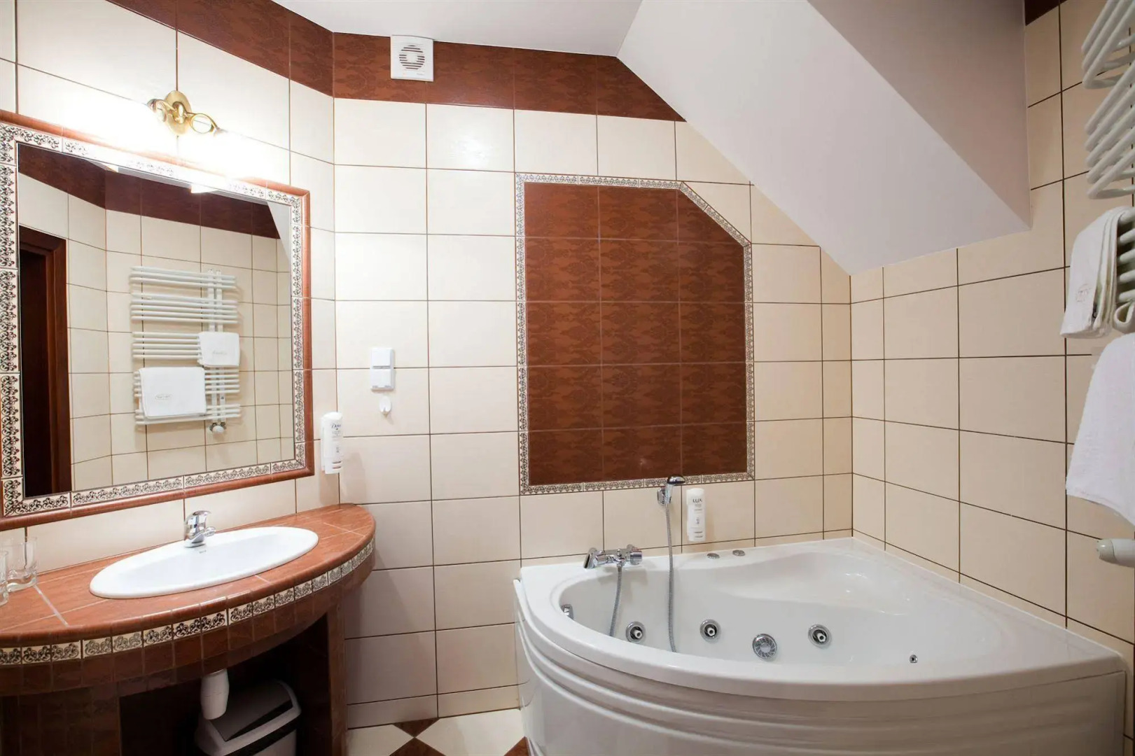 Hotel Dworek Tryumf Dąbrowscy Spółka Jawna