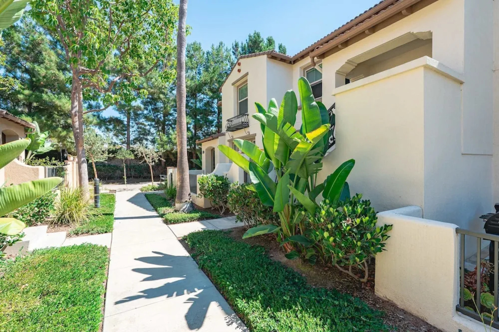 Private Entry Suite w Patio Bath Kitchenette