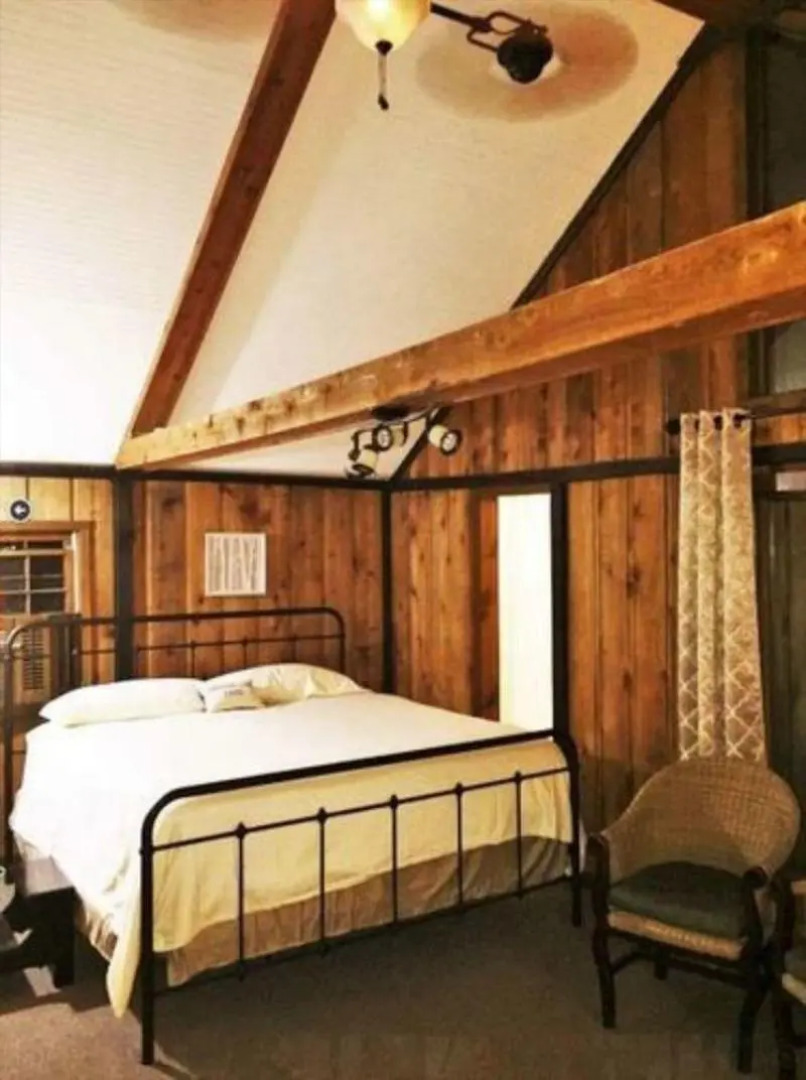 Maple Leaf Cottage Inn