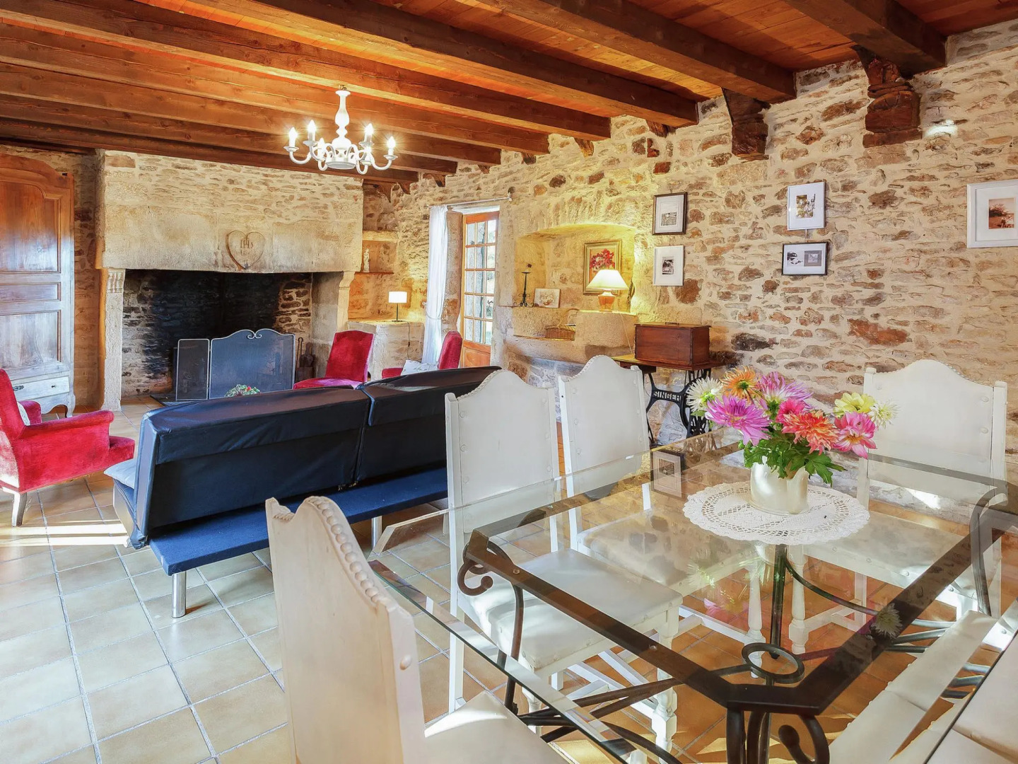 Rustic Holiday Home. In the Forest, Saint-caprais, 2 Bedrooms, 4 Person