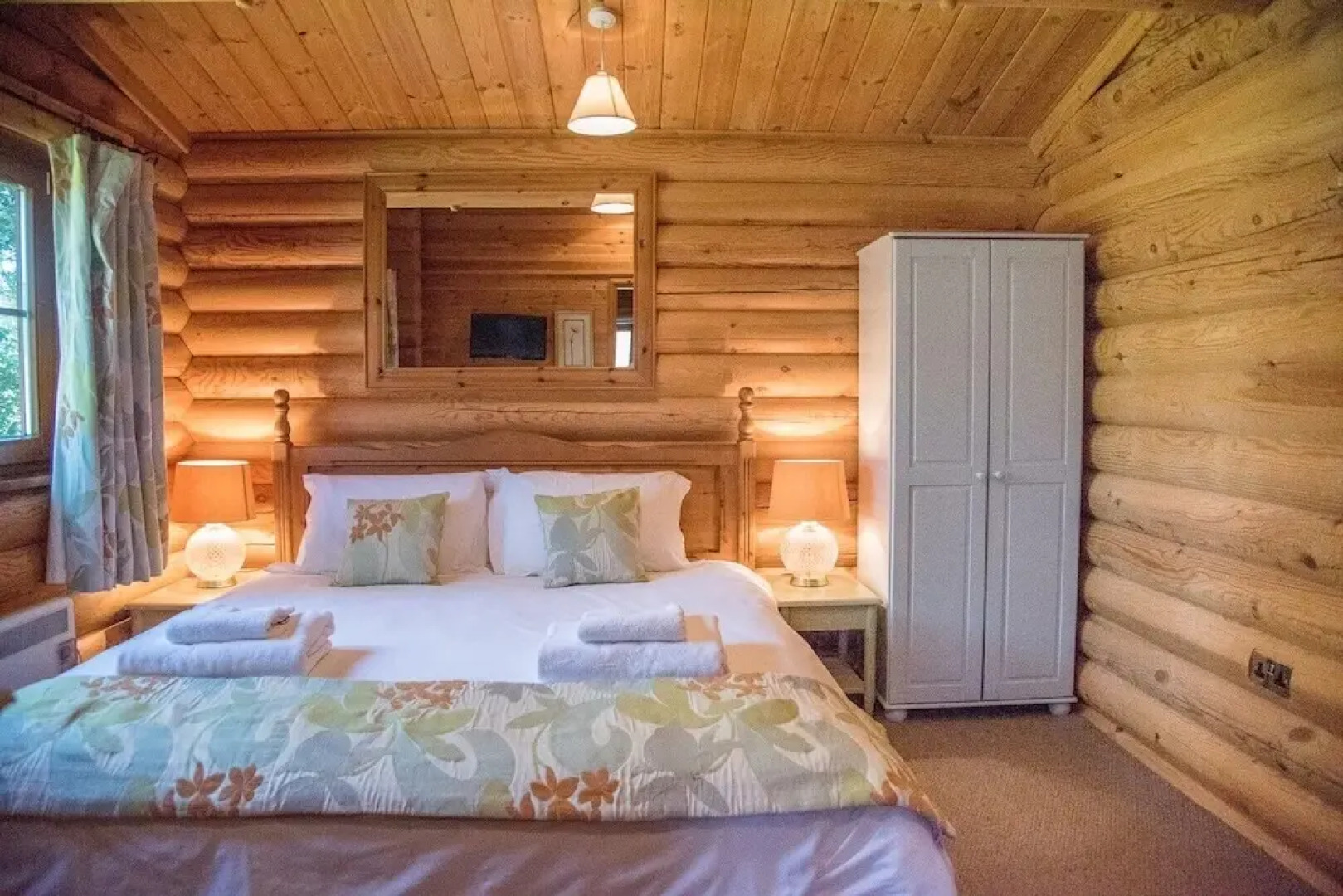 Willow Lodge With Hot Tub, Kingfishers