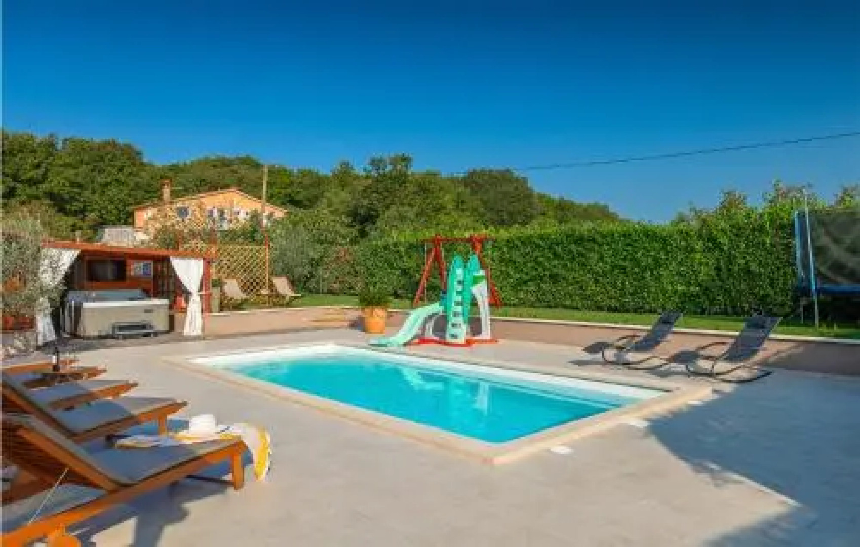 Four bedroom Holiday Home In Loborika