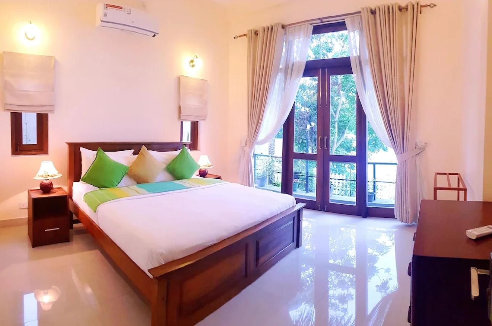 MYH - Lake Front Pvt Villa