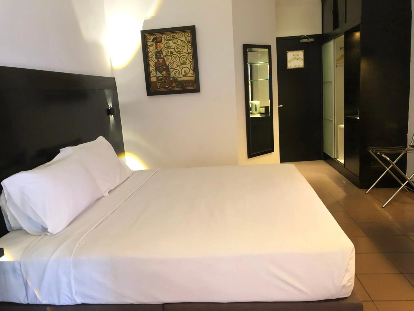 Flamingo Hotel by The Lake