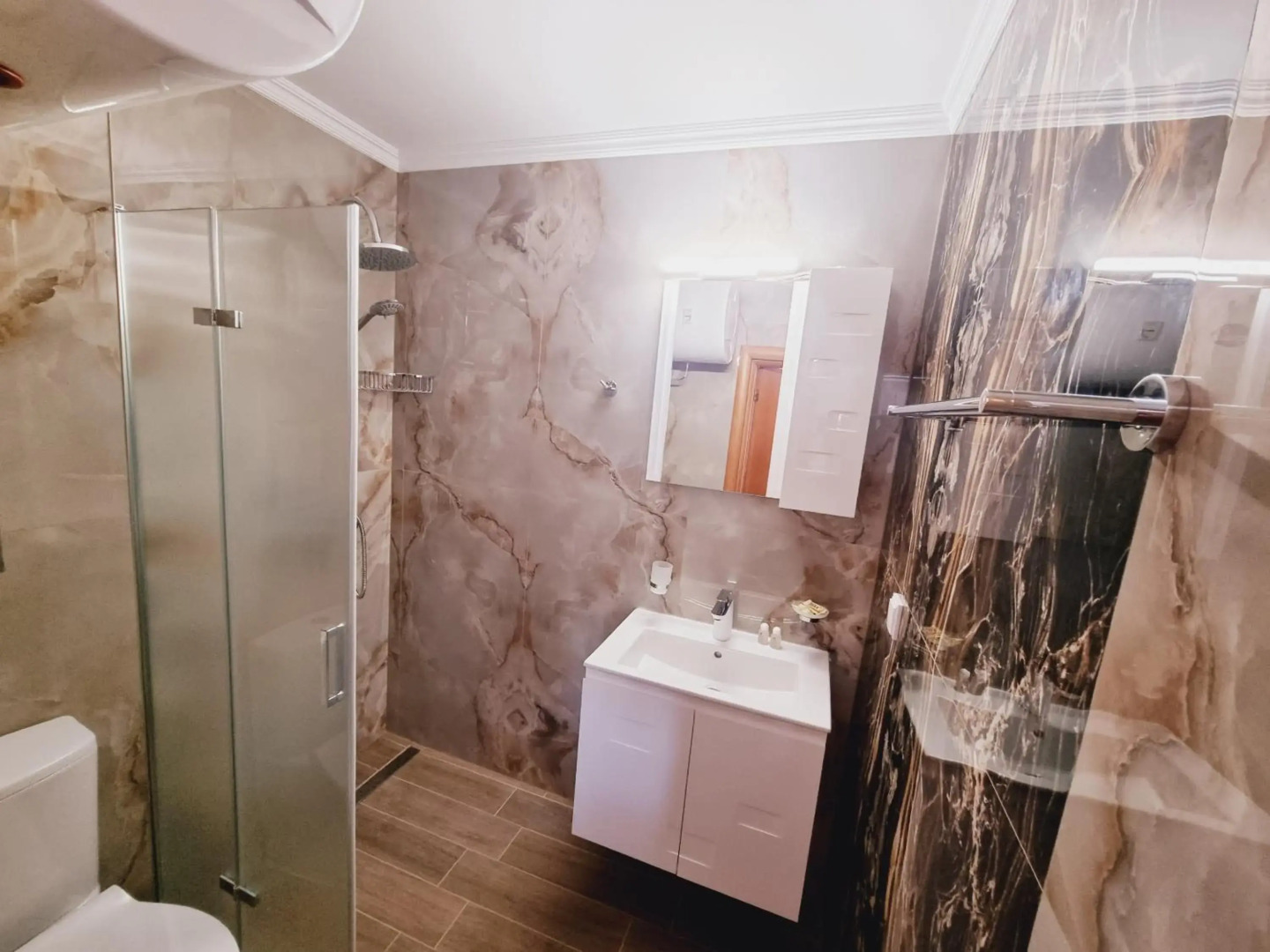 DIAMOND Apart Complex