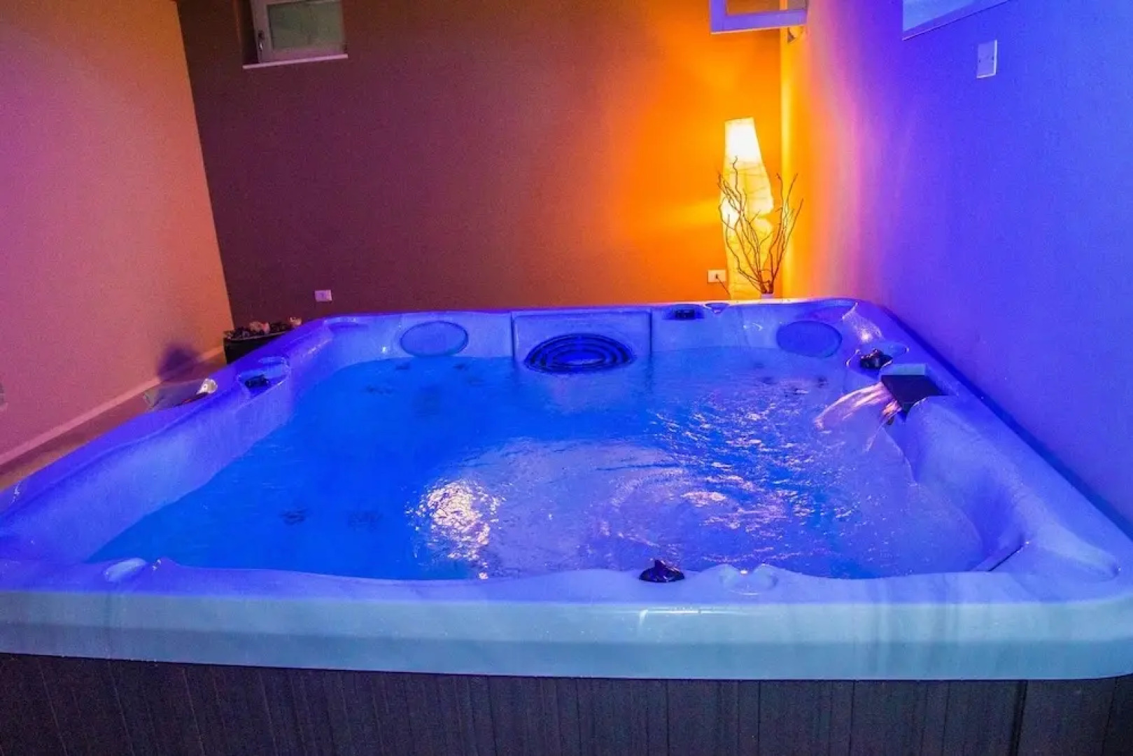 Hillside Villa With Swimming Pool and Jacuzzi - Frasassi Caves