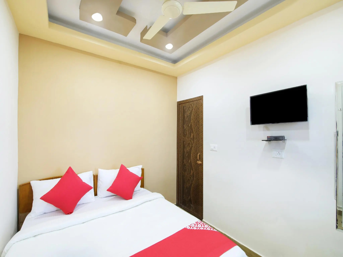 OYO 24279 C Seasons Inn