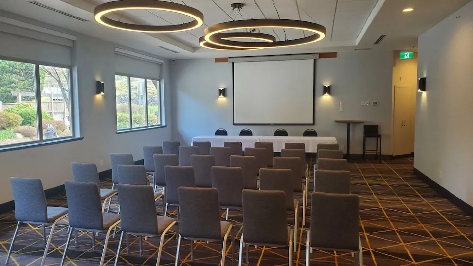 Elk Lake Inn & Suites Victoria