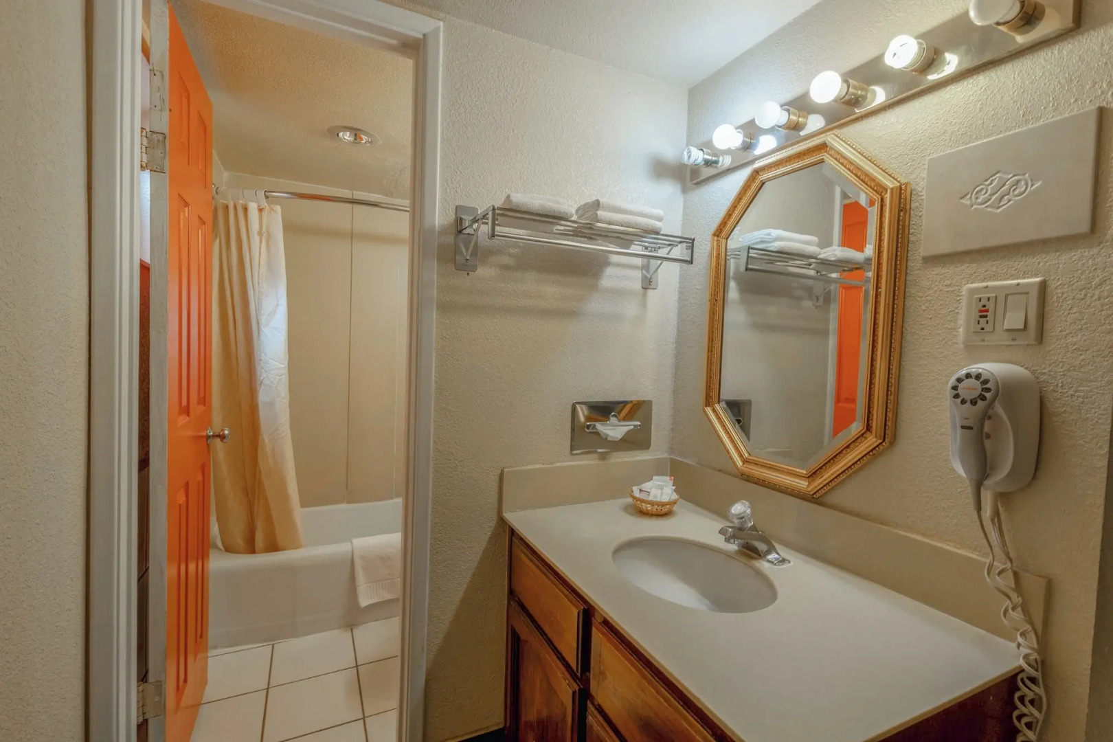 Royal Holiday Motel By Belvilla Gallup I-40