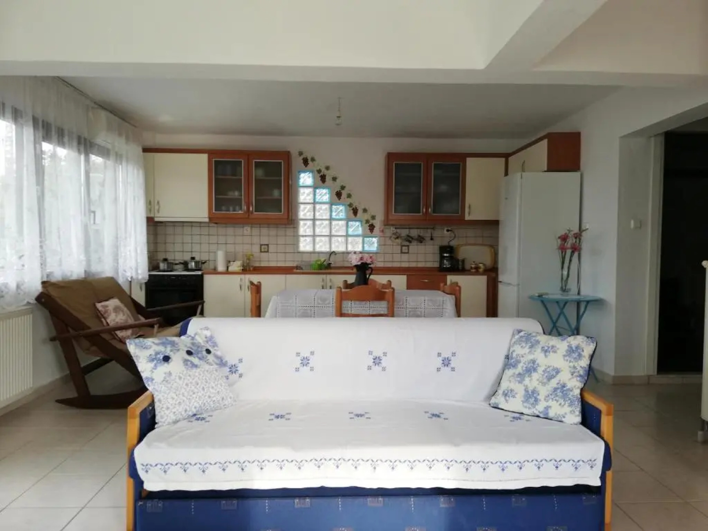 Dora's House comfortable apartment with a yard and view