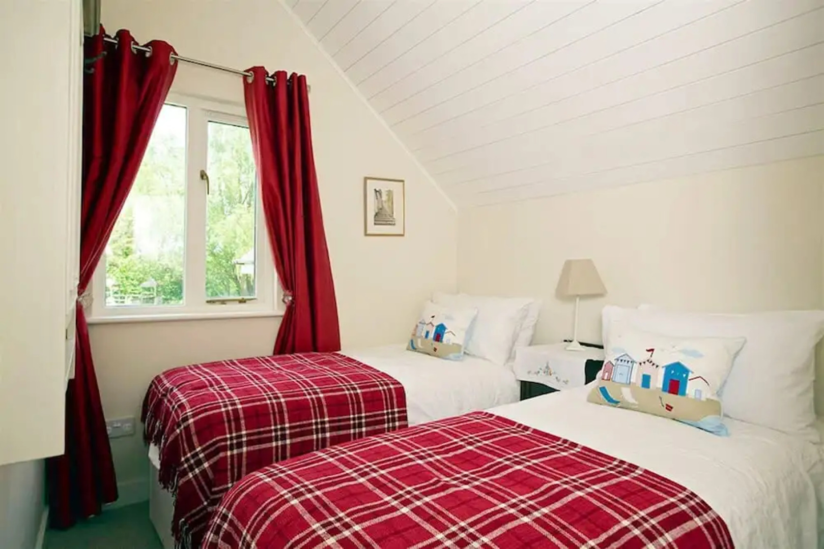 Stylish New England lakeside retreat in the Cotswold Water Park