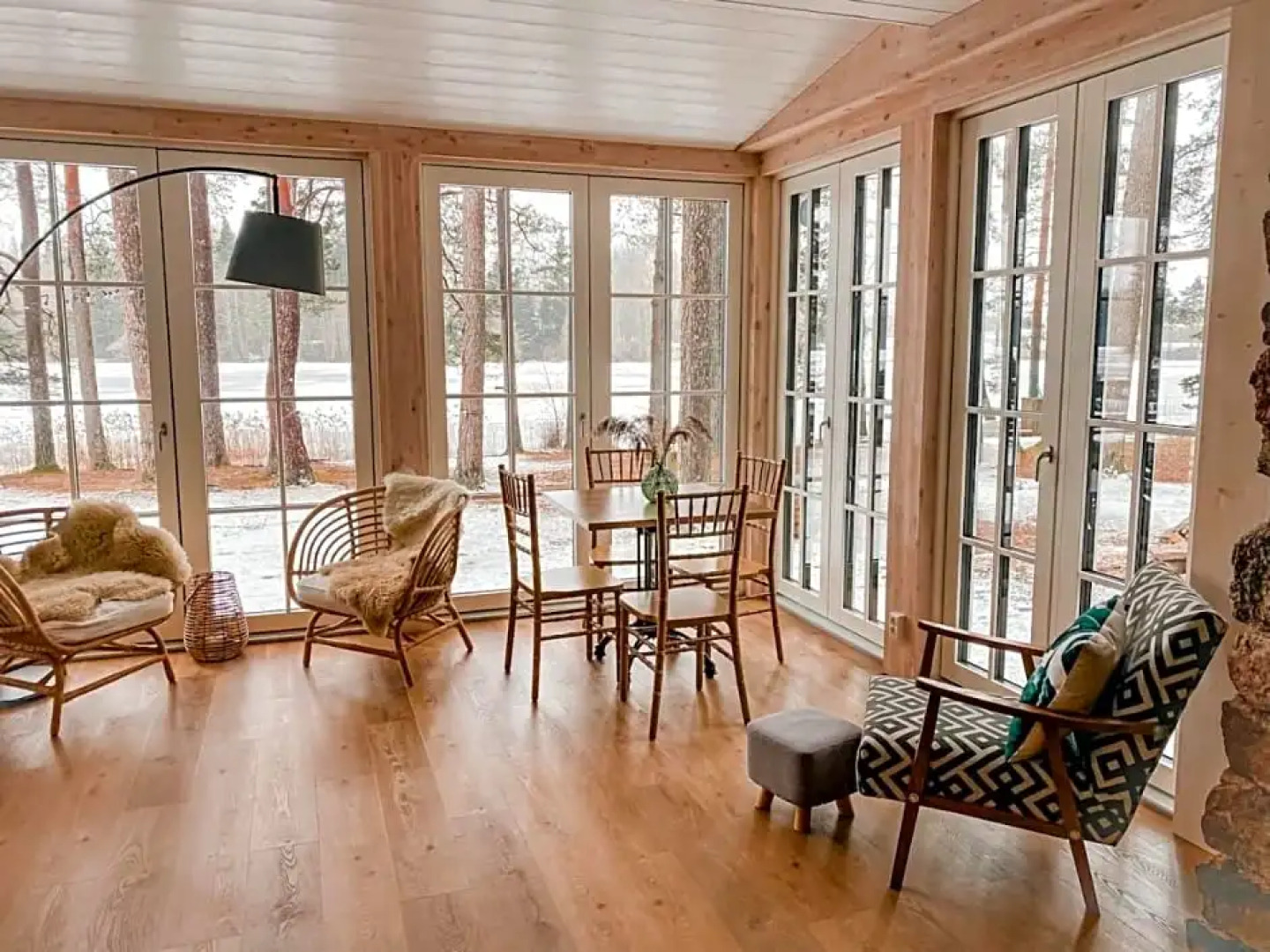 Saarj¿e puhkemaja tuba koos hommikus¿¿giga