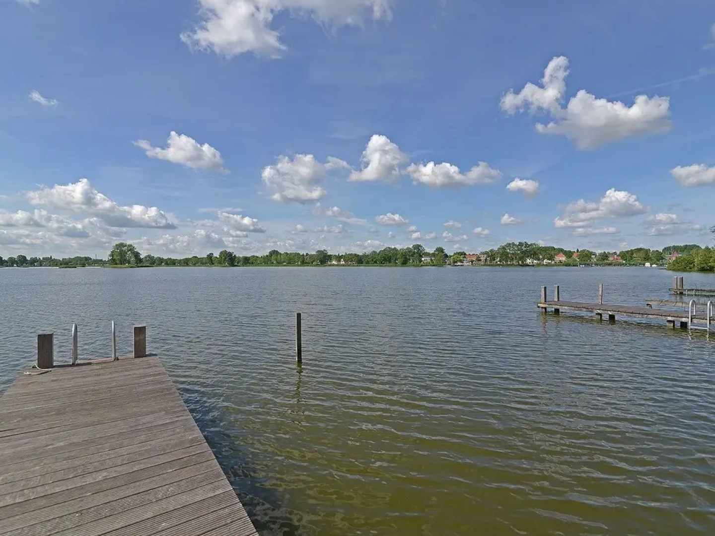 Stylish Bungalow With Gorgeous Location on Reeuwijk Lake