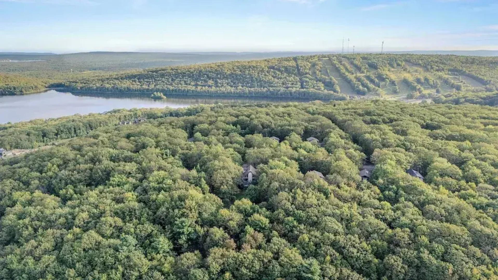 Sky View Chalet by Avantstay Stunning Interior, Spacious Deck, Hot Tub, & View