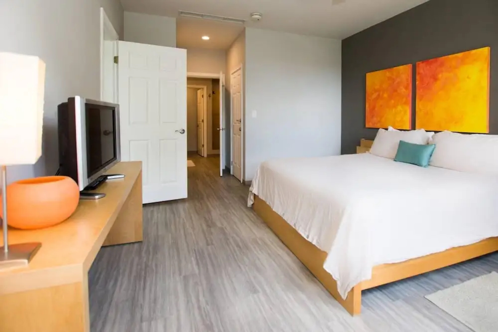 Elegant 2-BD Condo with Pool