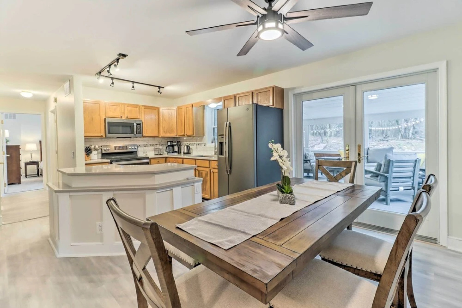 Blakeslee Home w/ Private Hot Tub, 5 Mi to Skiing!