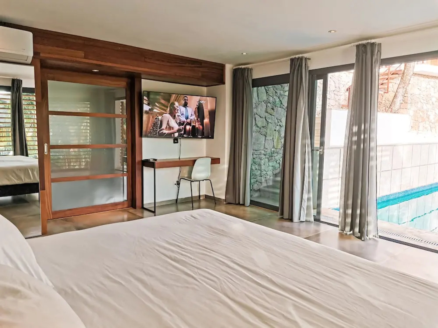 Modern 7 Bedrooms Villa on Private Beach Access