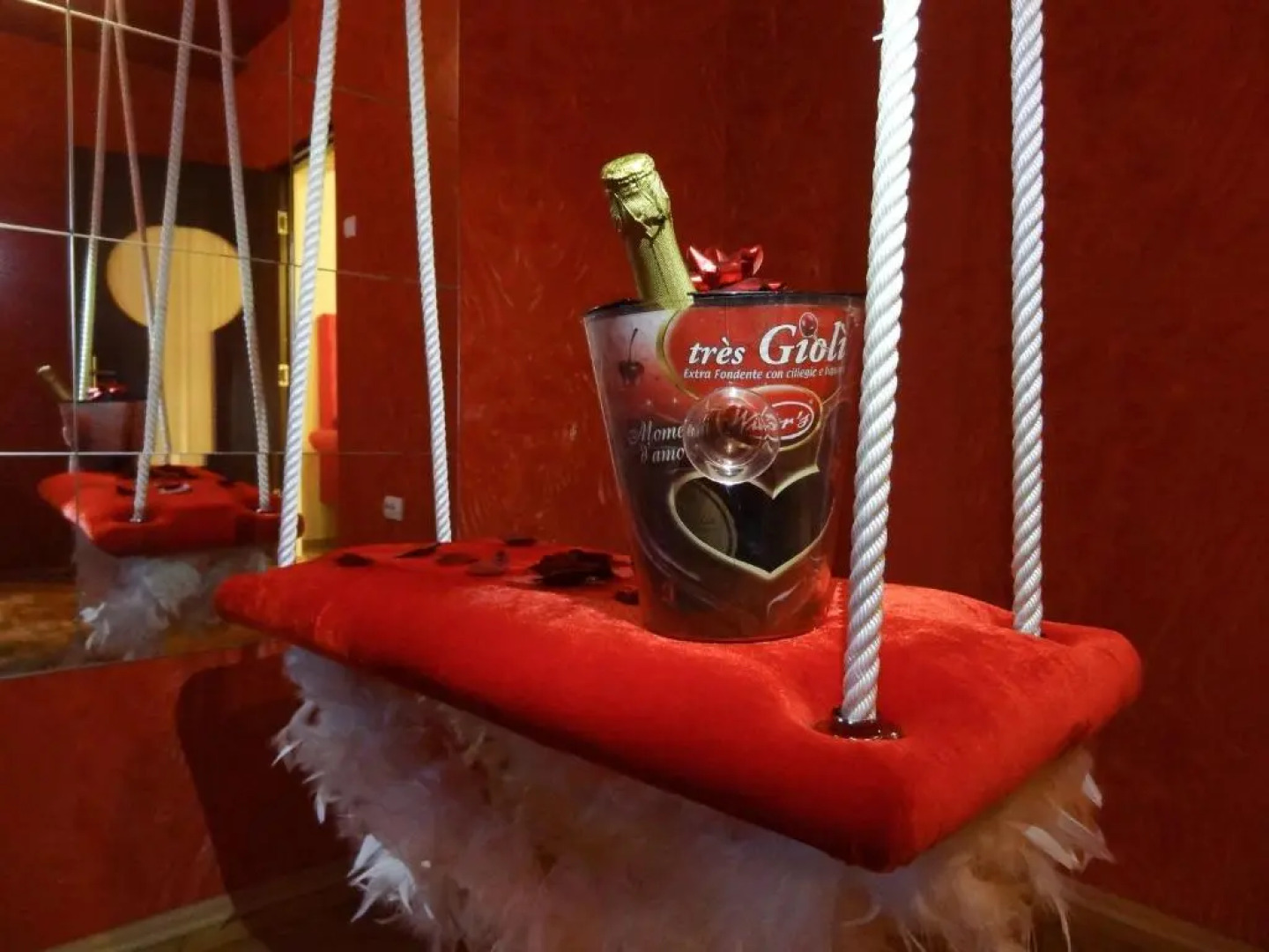 Amour Rouge Suite (Adults Only)