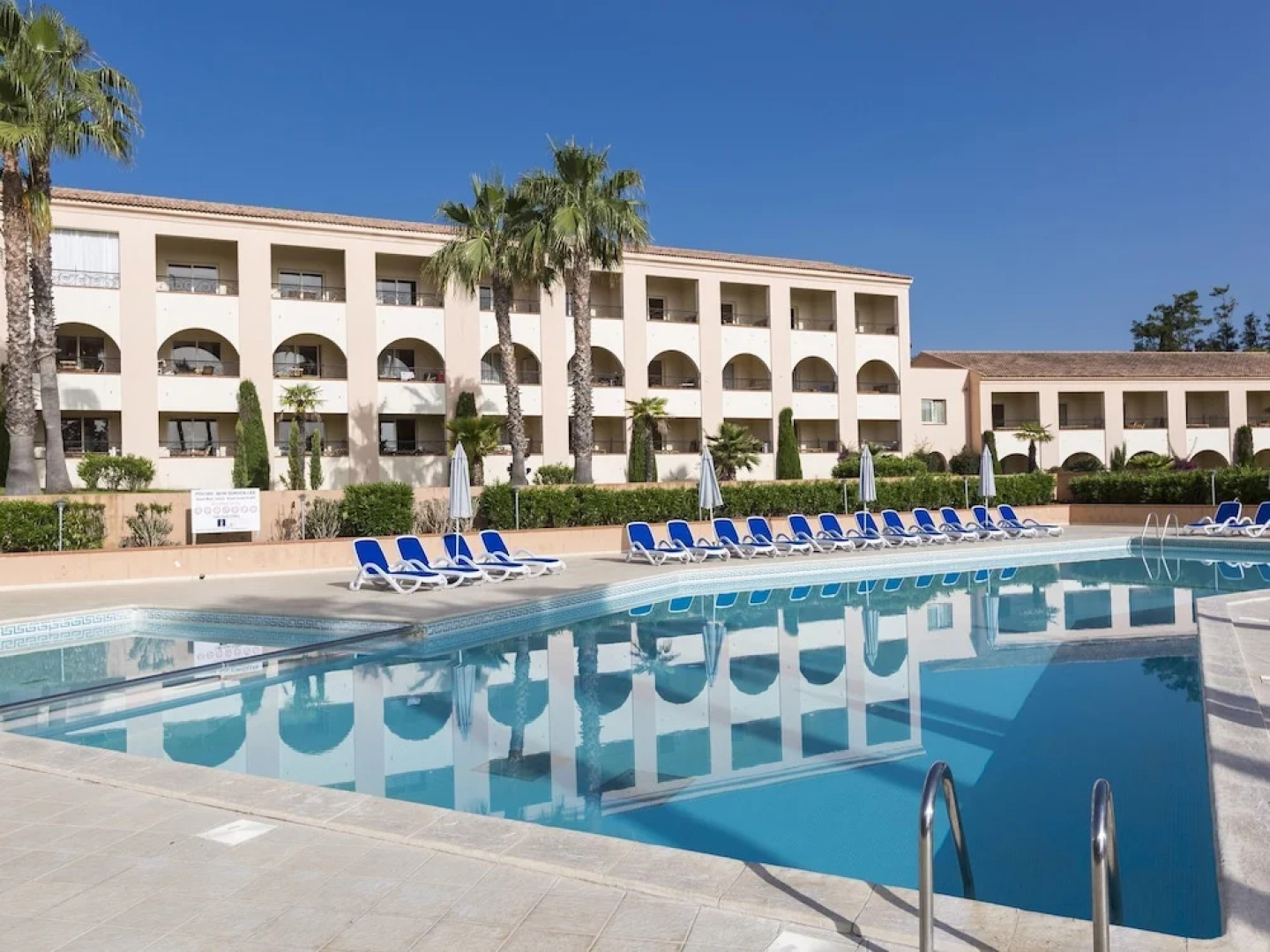 Spacious apartment with balcony on the east coast of Corsica