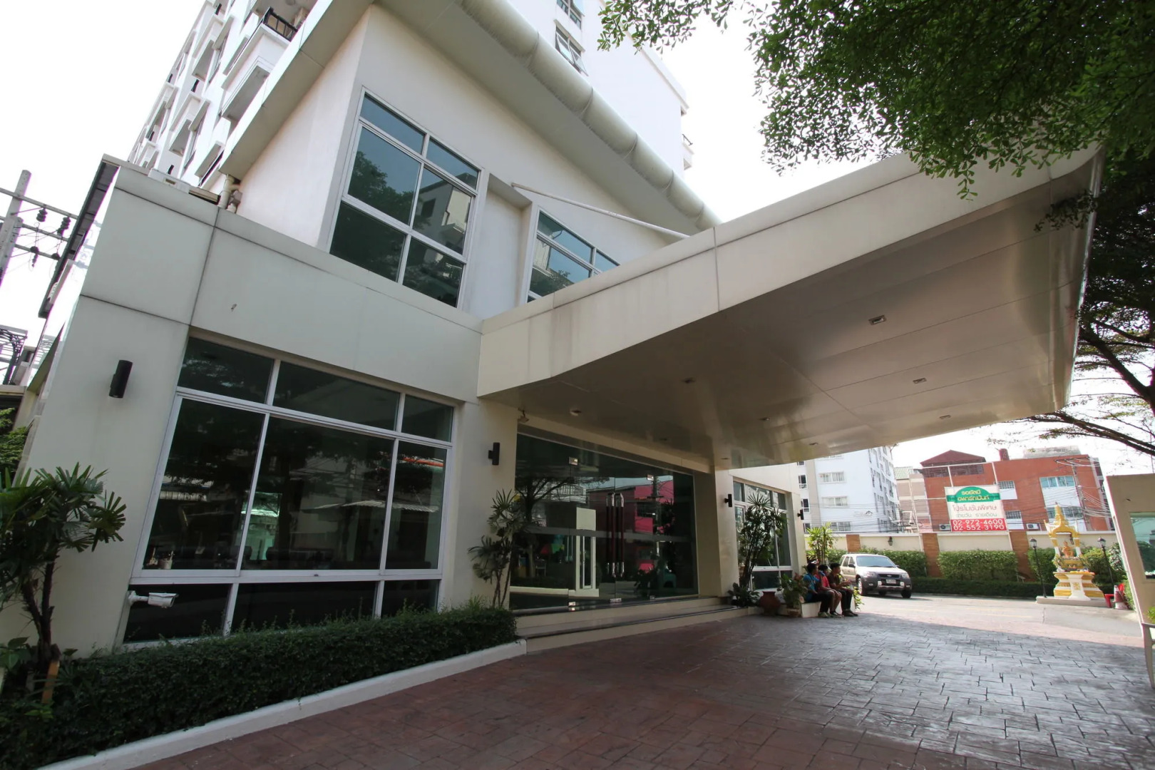 The Royal Bee Apart Hotel