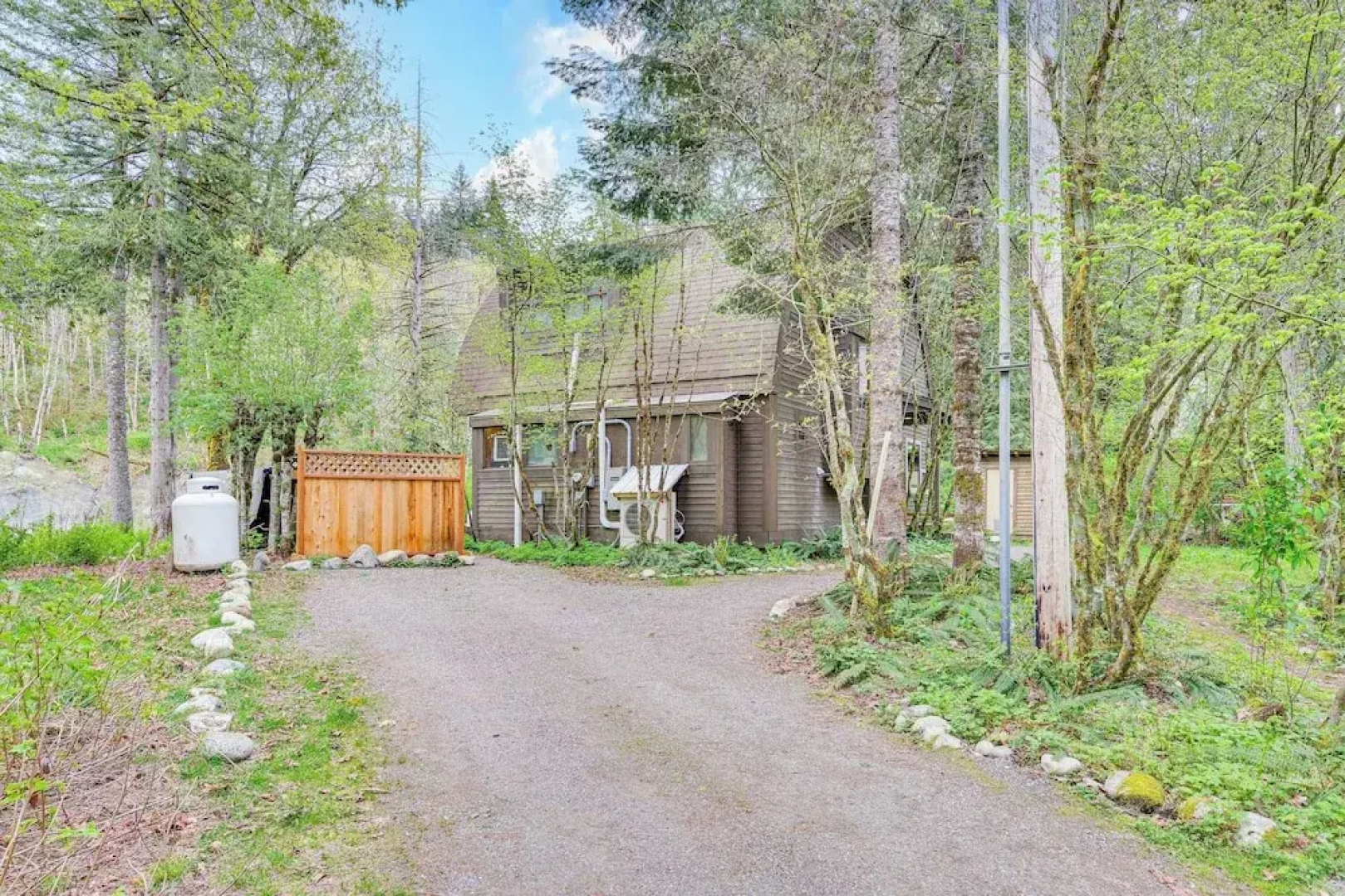 Riverfront Skykomish Cabin w/ Private Hot Tub!