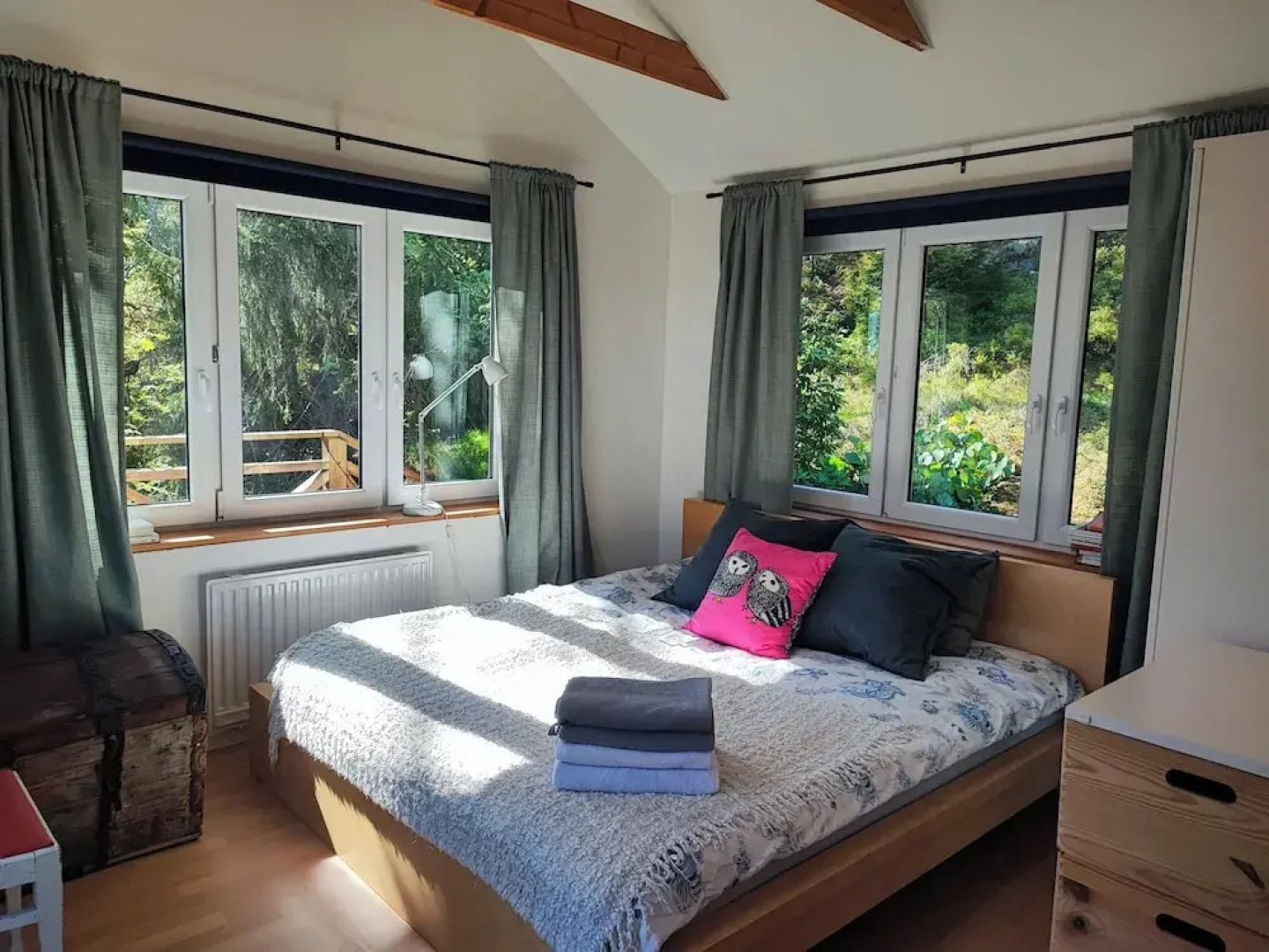 Sea-view Cottage High up in the Trees