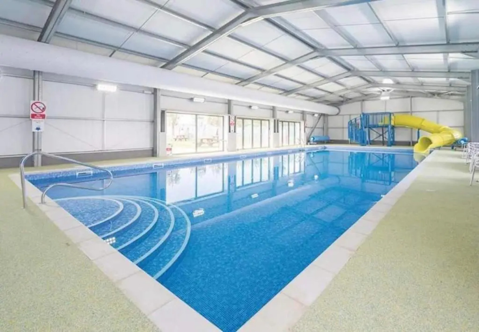 Lodge - Sleeps 8 - Parking, Wifi,