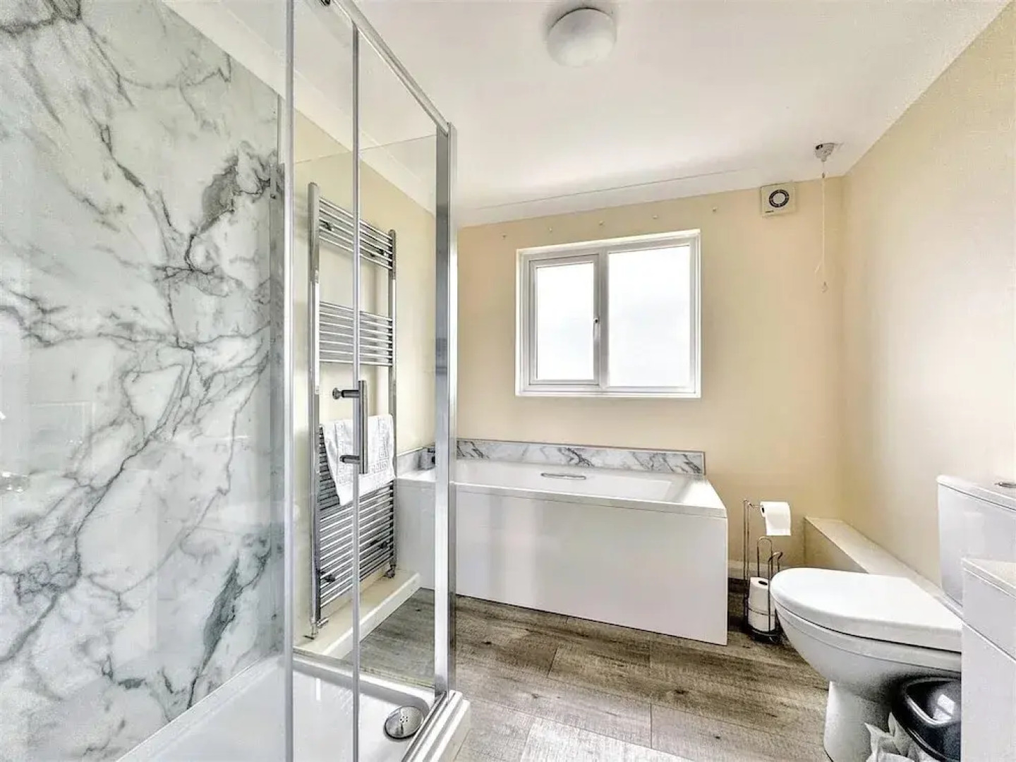 Seaside Escape-sleeps10-family&petfriendly-balcony