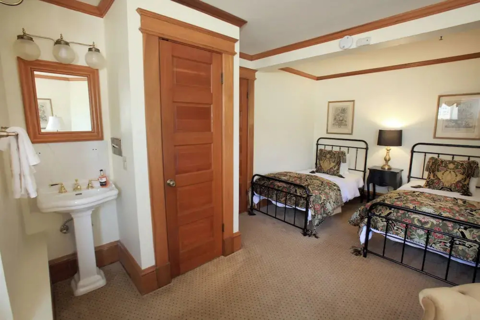 The Charles Pacific Grove - Artfully Designed Inclusive Inn
