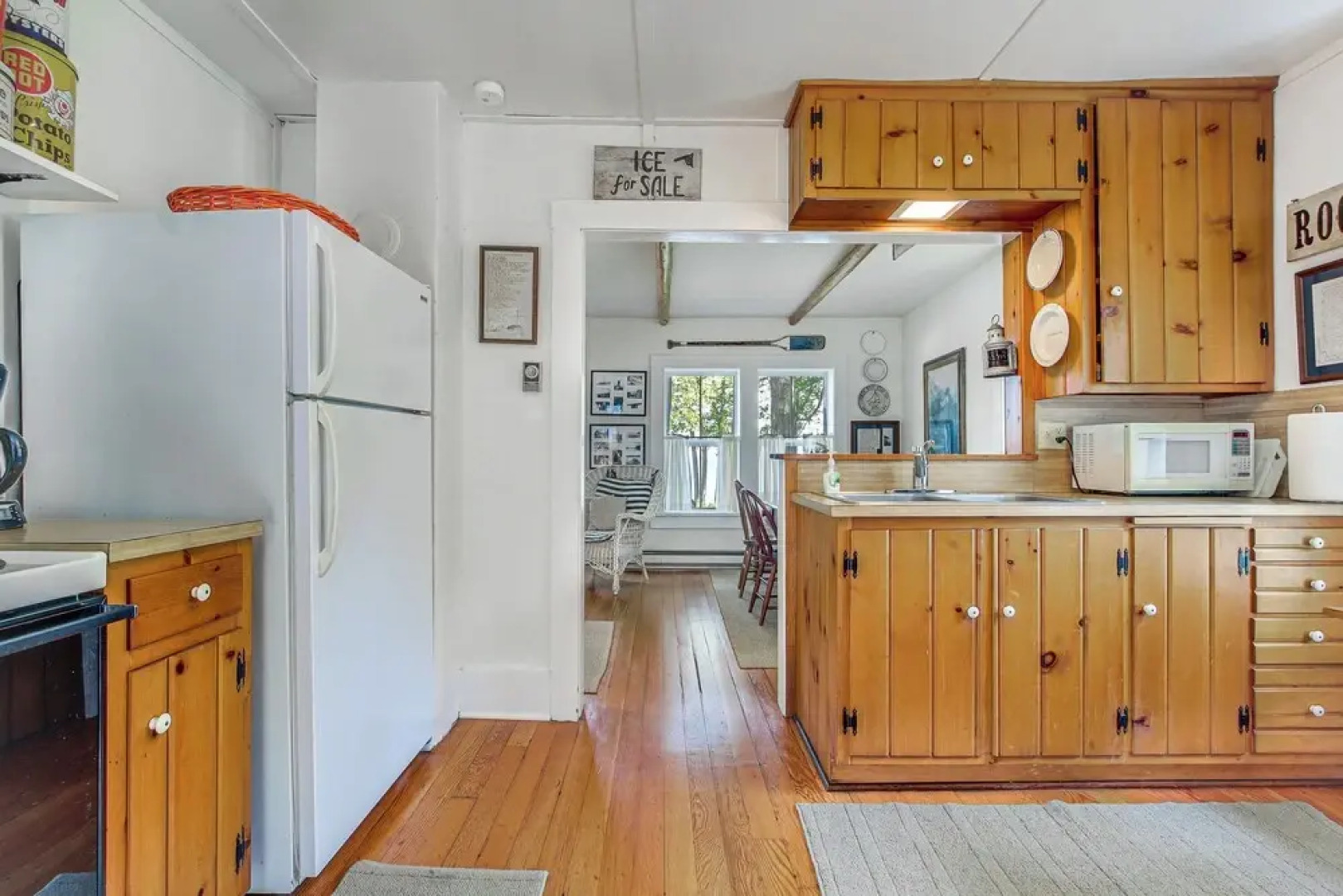 Baileys Harbor Cottage w/ Dock: Steps to Lake!