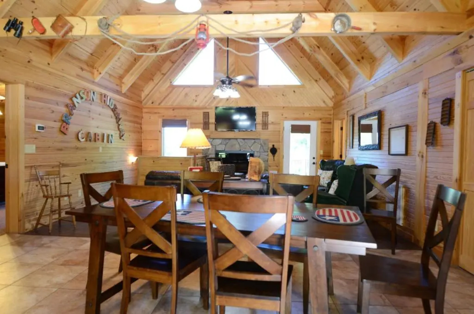 Luxury 2700 Sq Ft Log Cabin Private Hot Tub Game room Pool Table Best View