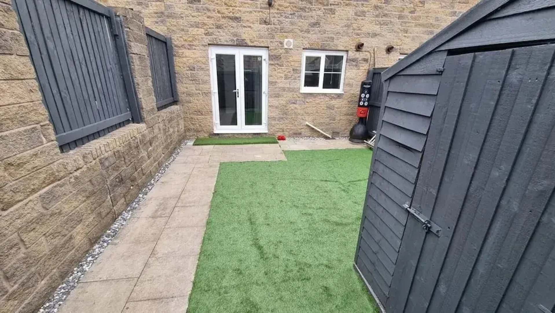 Burnley Entire House 4-bedrooms-sleeps 6-driveway