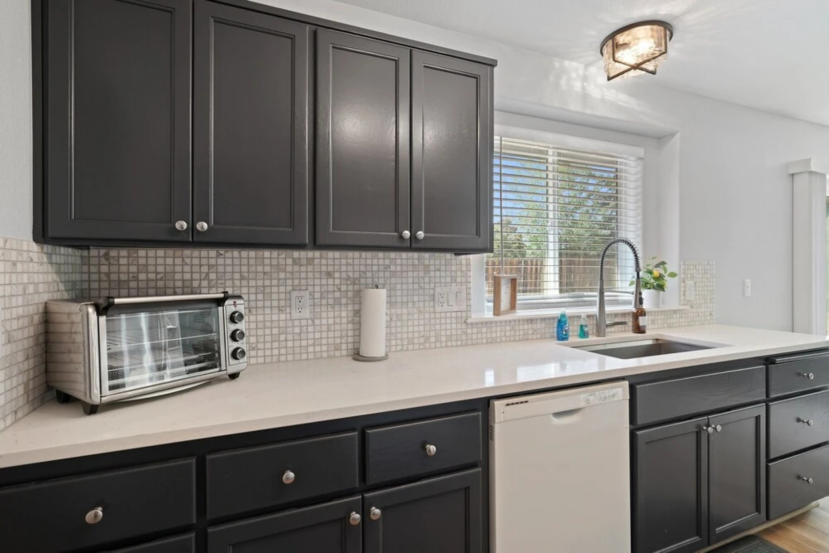 Redmond Rest 4 Bedroom Home by RedAwning