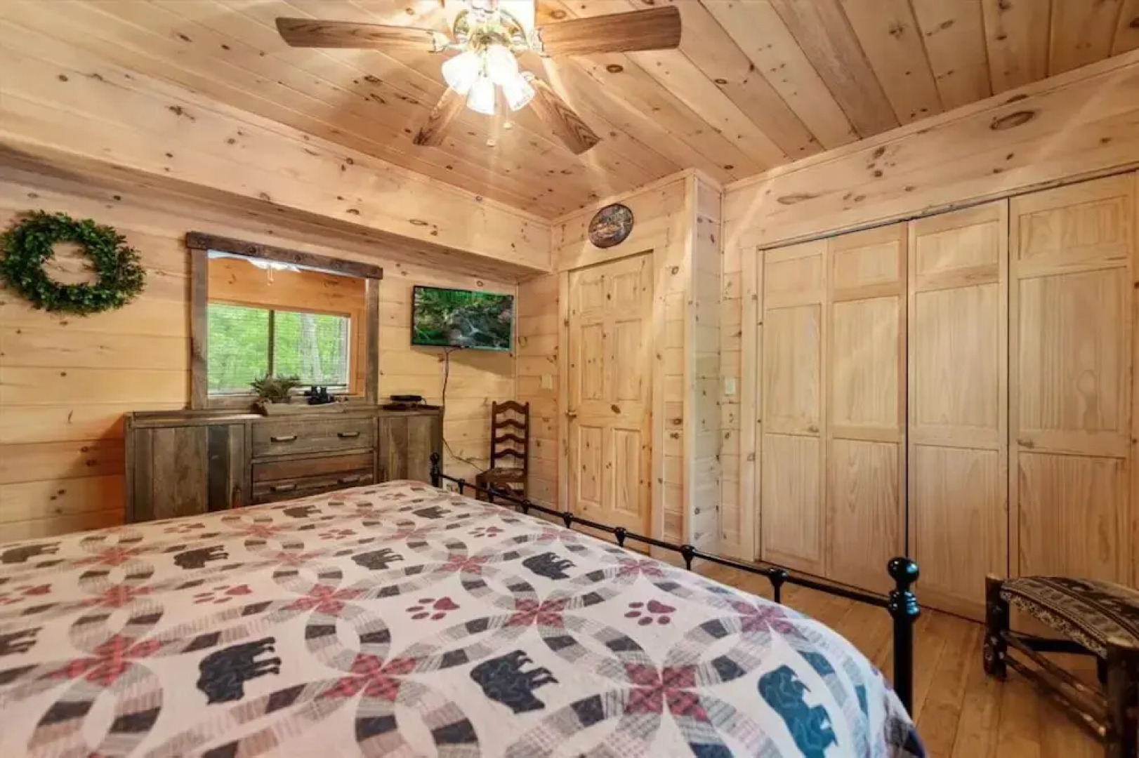 Firefly-pristine Mountain Cabin With hot tub Screened Porch Fire pit Wifi