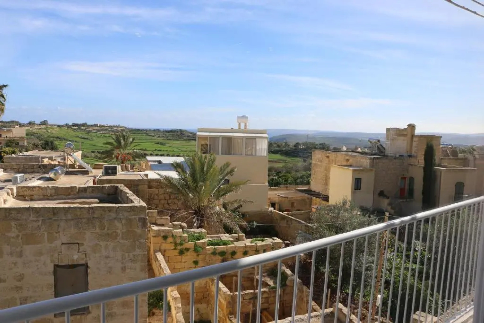 Wileg 4A Luxury Studio Apartment with Shared Swimming Pool.