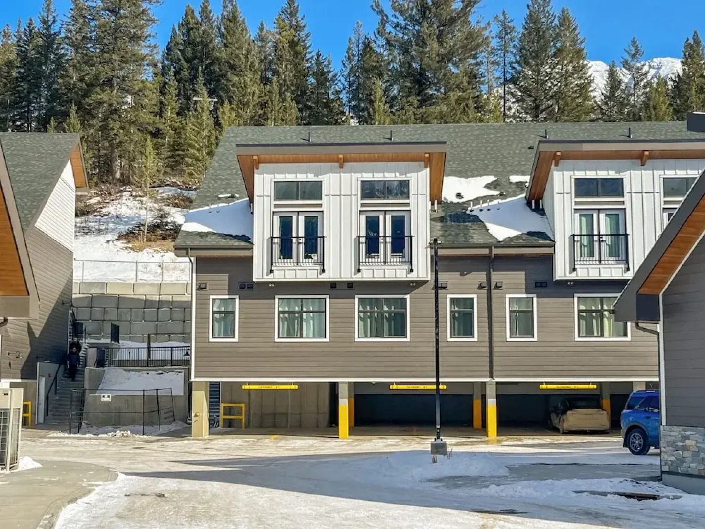 Skyridge 401 by Canmore Premier