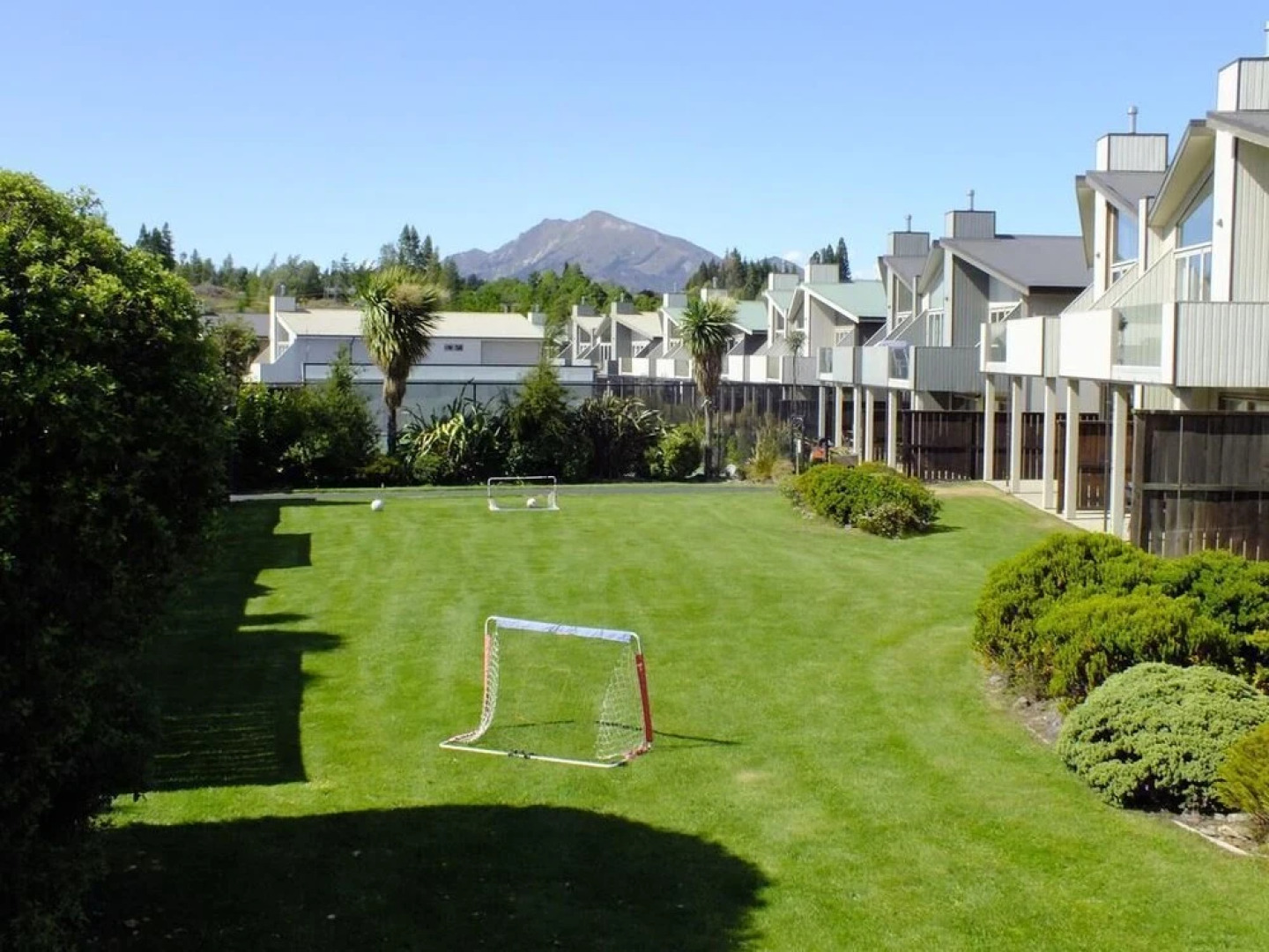 Toodle's Super Six in Wanaka w Mountain Views