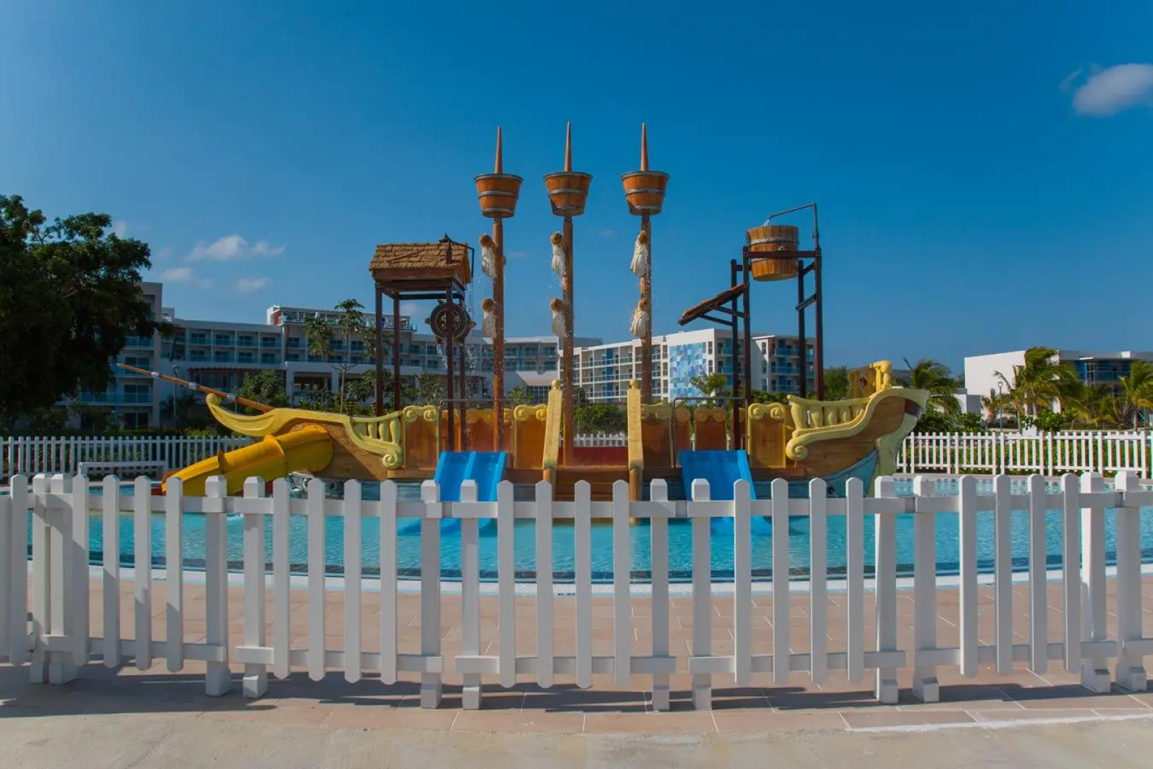 Gran Muthu Almirante Beach