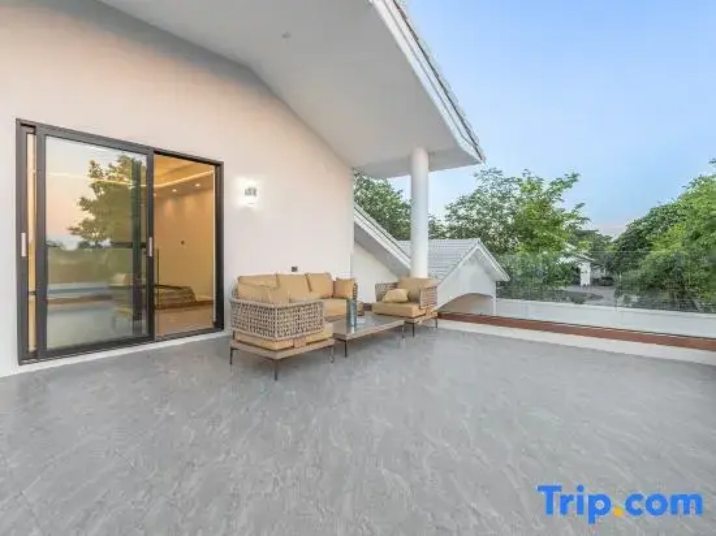 Pattaya Grand Villa 6 Bedroom 8 Bath (Private Pool, KTV, Sauna, Fitness Area)