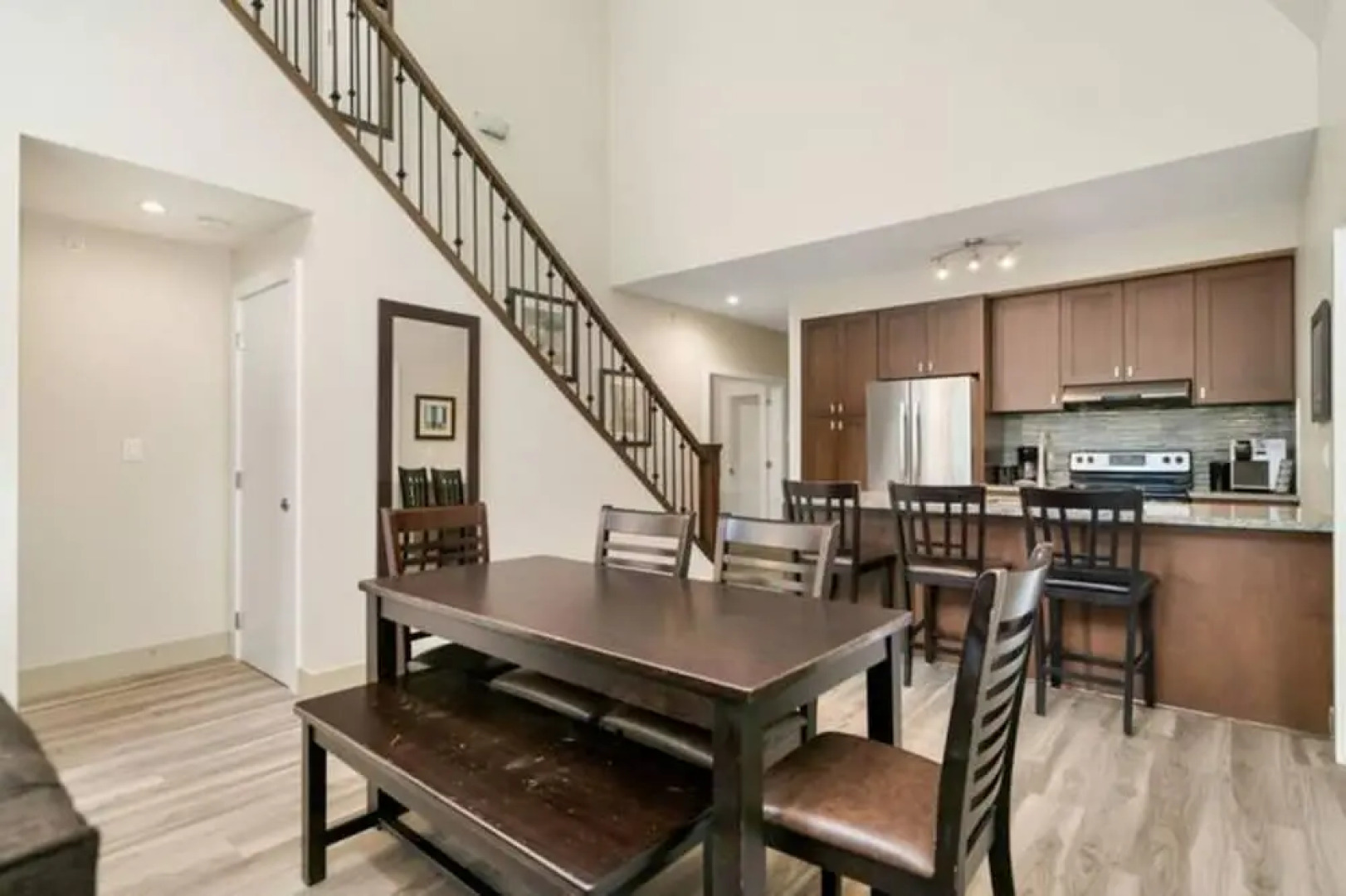 Modern 4BR Penthouse With Lake Views