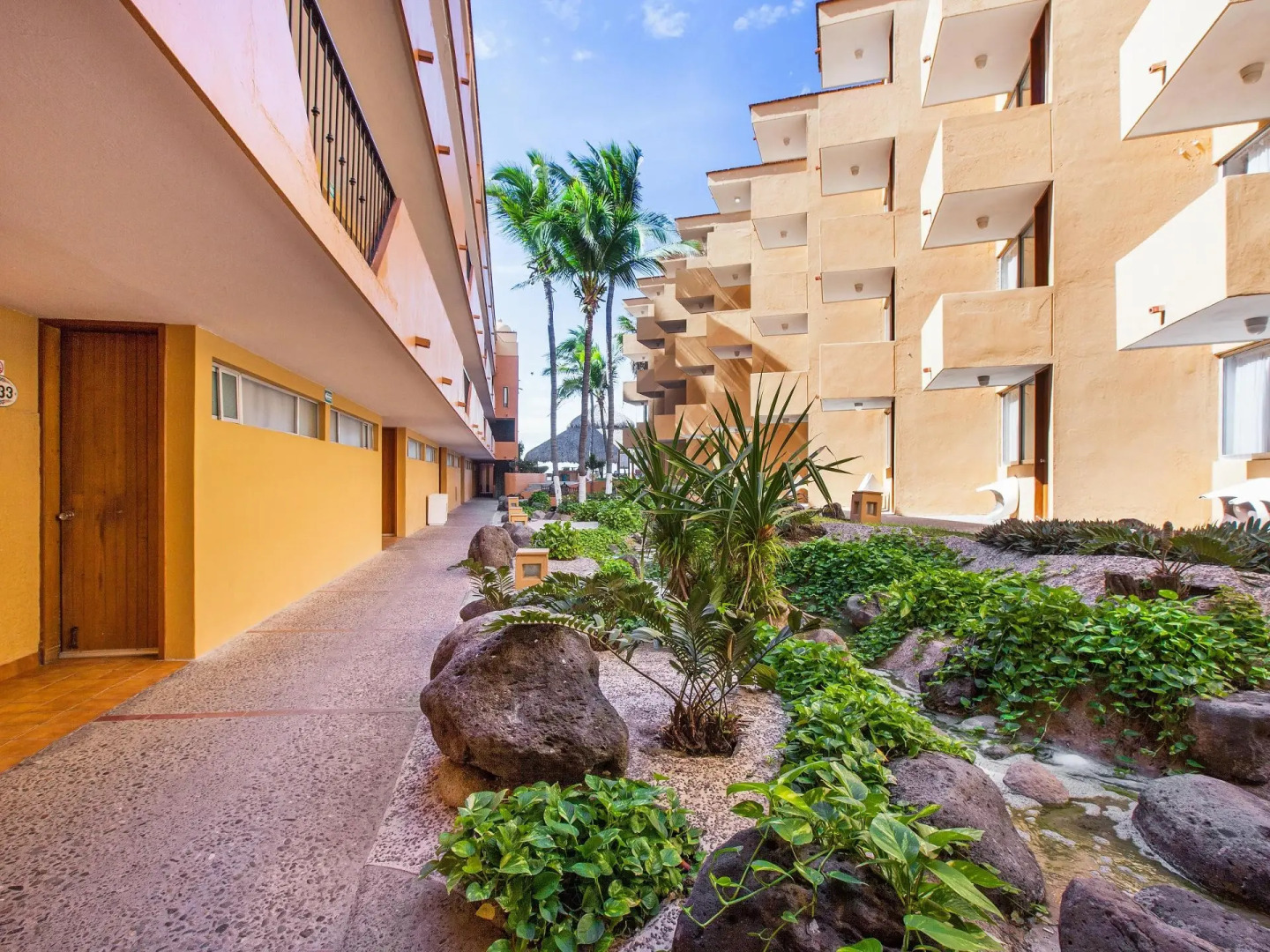 Costa De Oro Beach Hotel