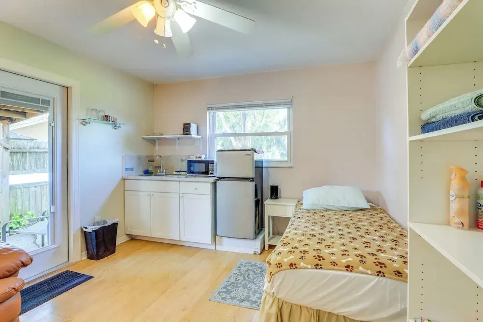 Walkable Studio in Pinellas Park w/ Desk & Patio