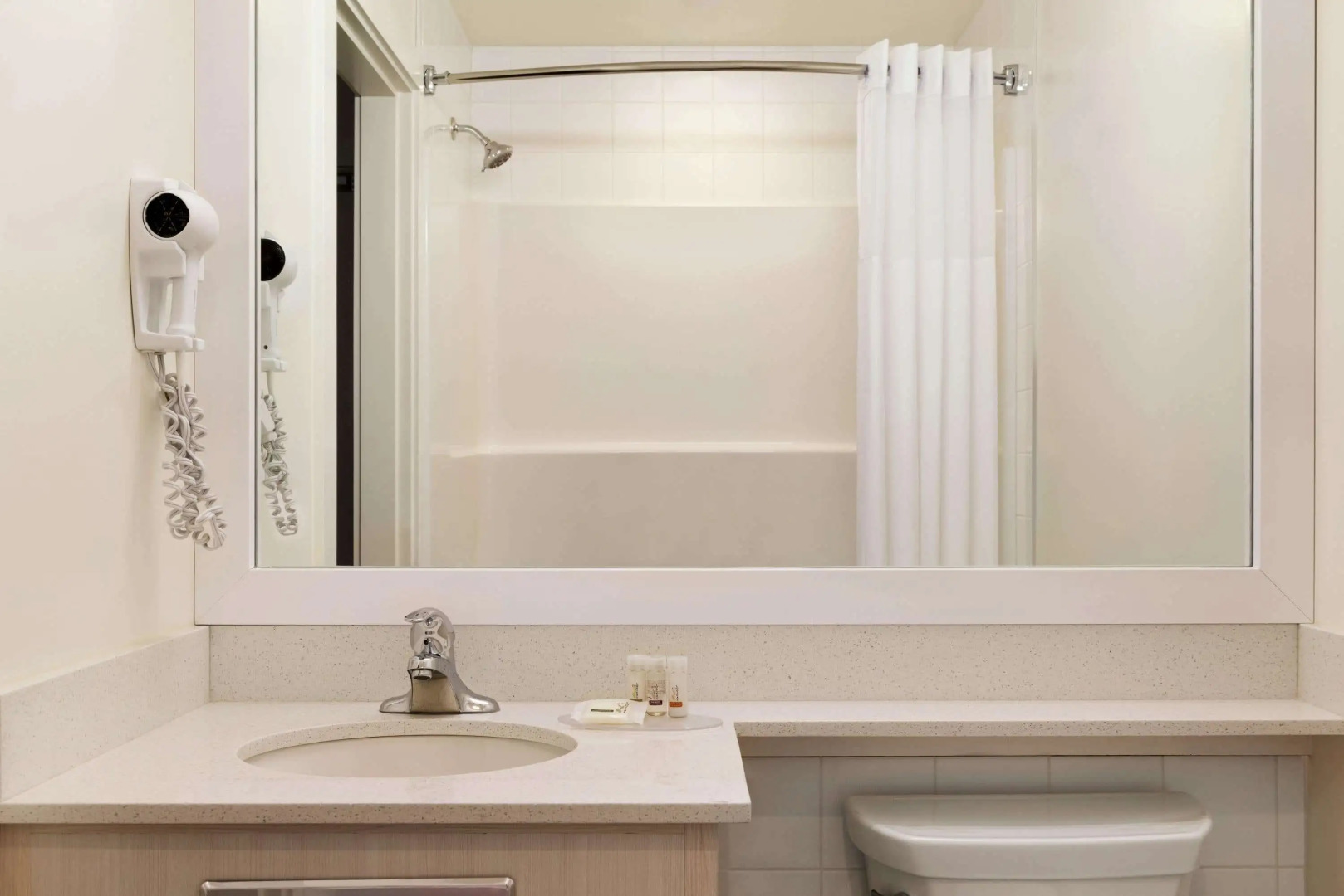 Days Inn by Wyndham 100 Mile House