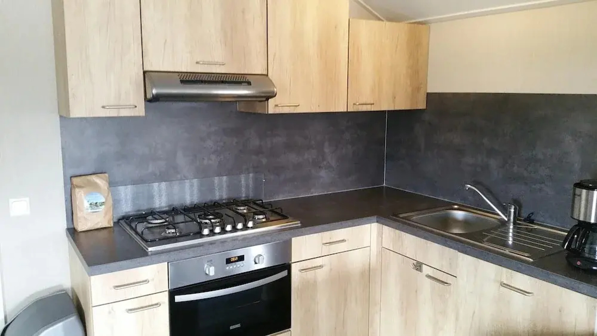 Pondside Stay w/ Kitchen